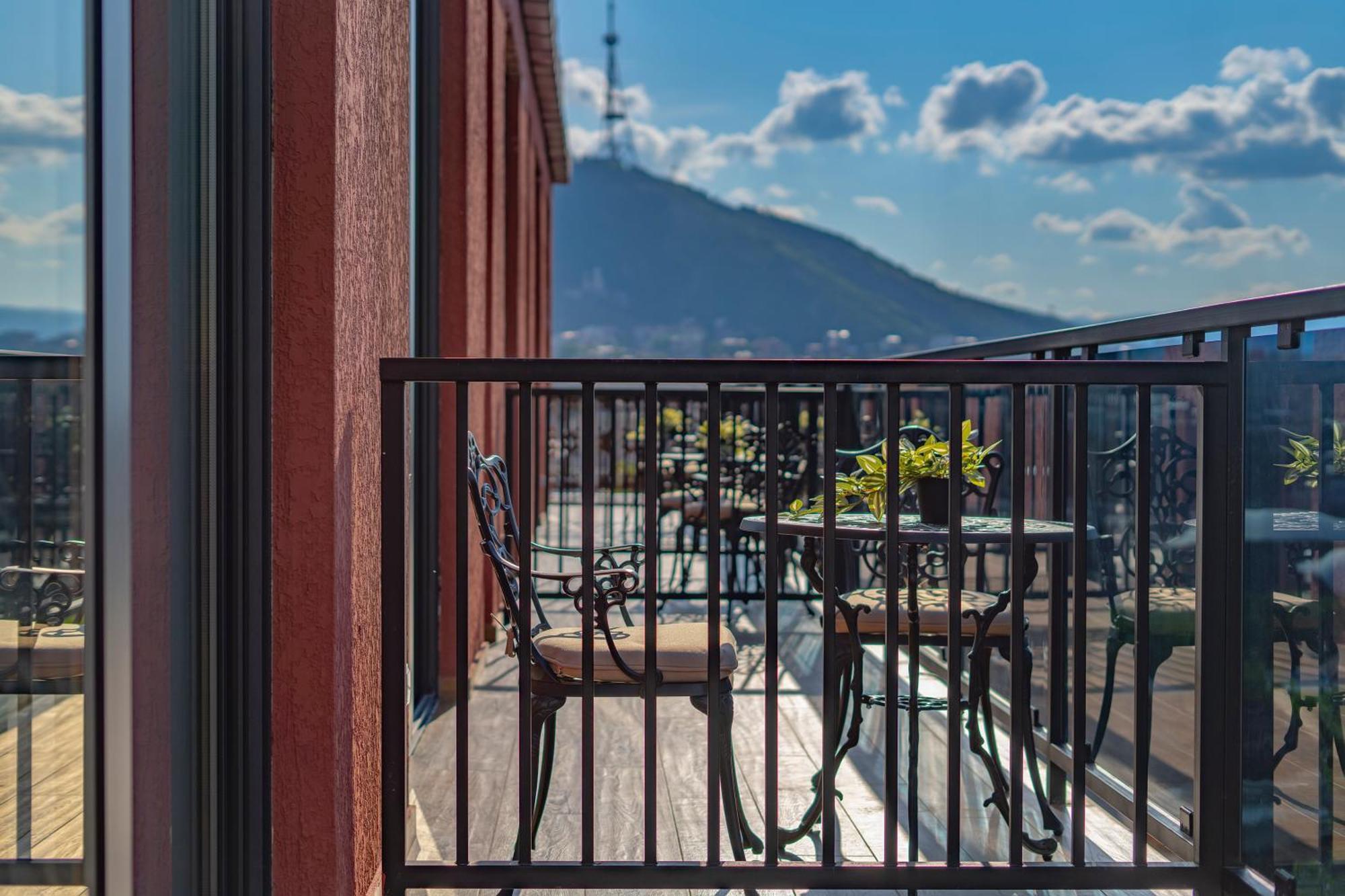 Iris Hotel Tbilisi Eksteriør bilde